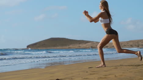 Sportmädchen-Am-Strand,-Das-Ausfallübungen-Macht.-Konzept-Eines-Gesunden-Lebensstils